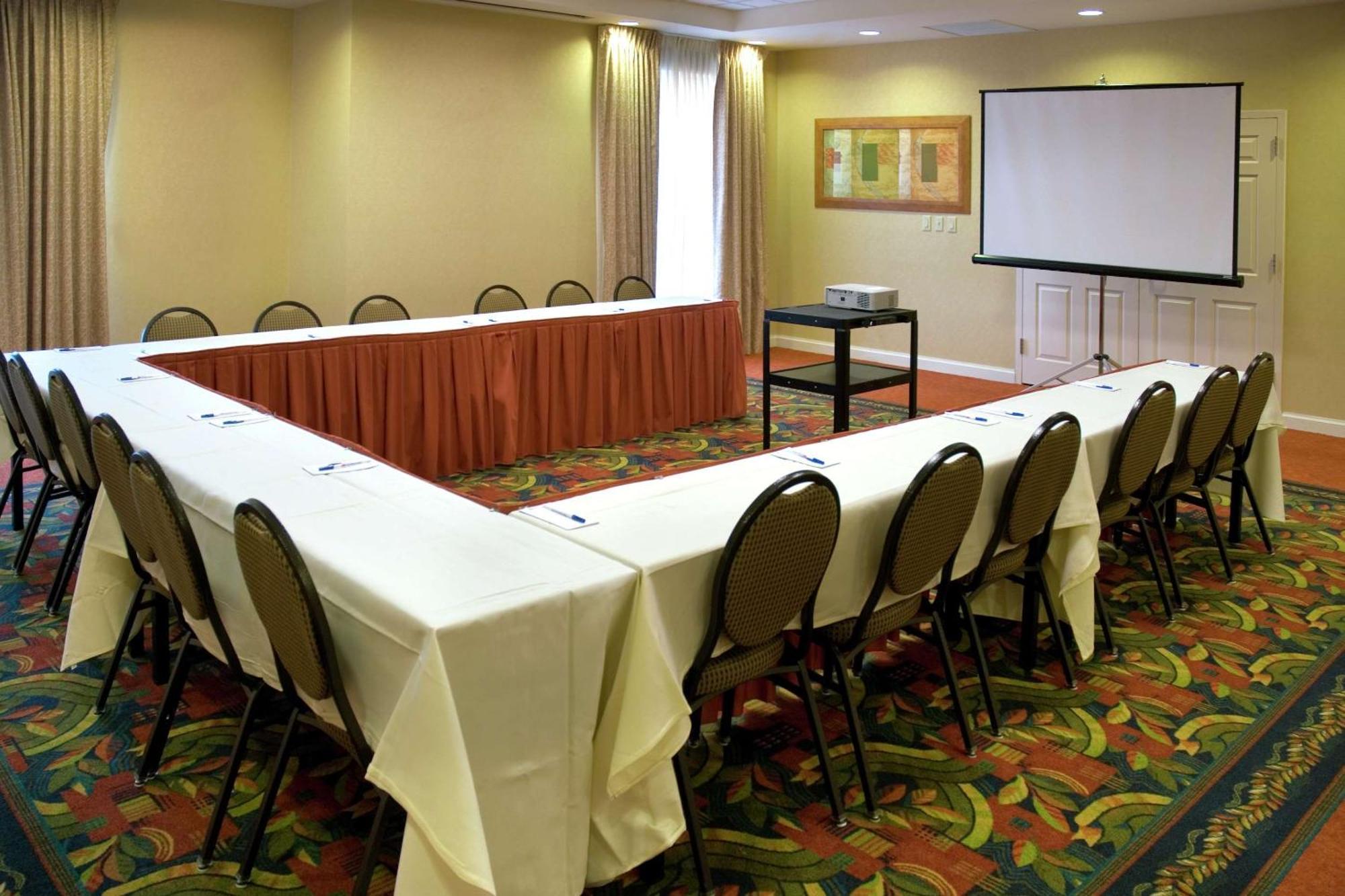 Hilton Garden Inn Newport News Exterior foto