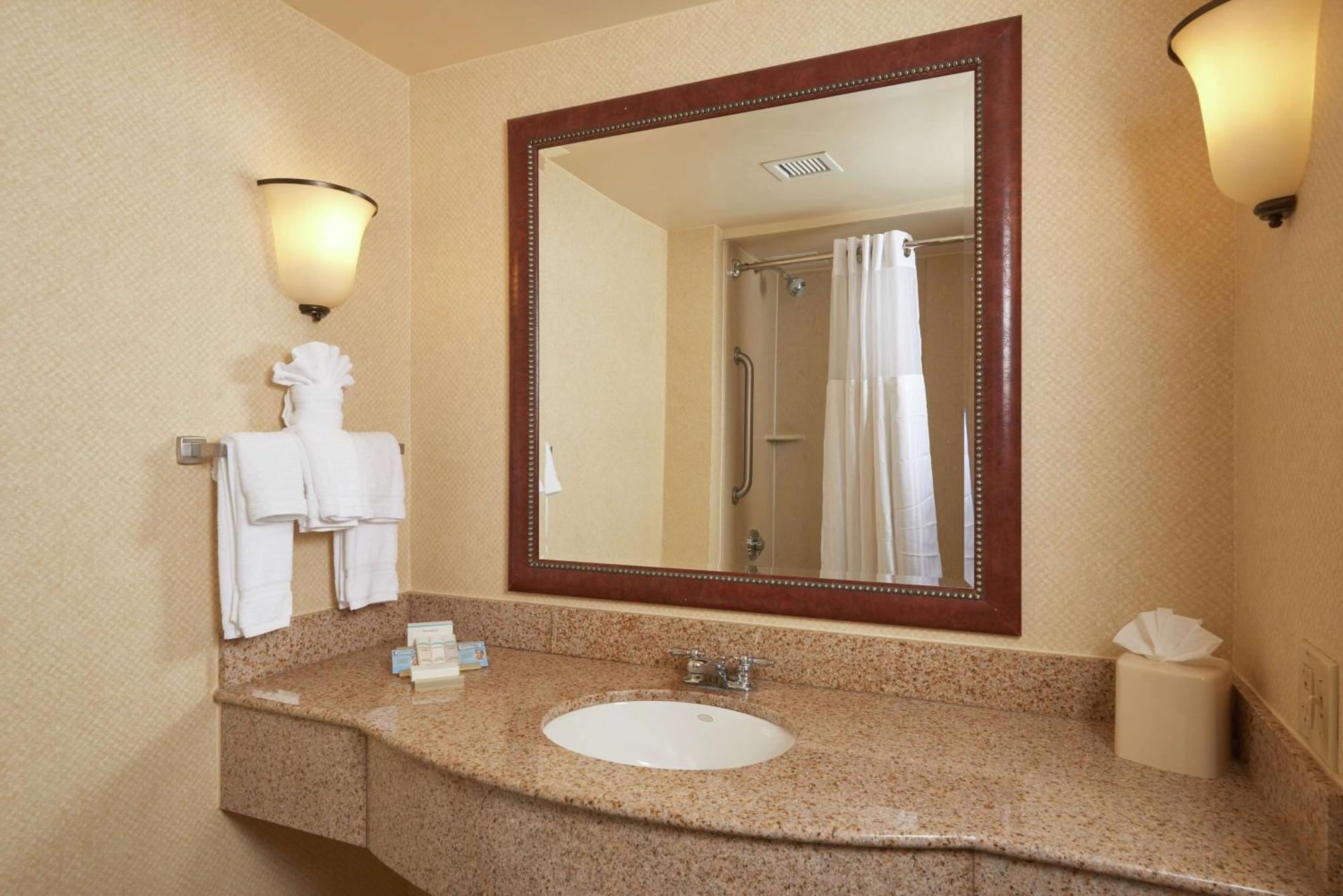 Hilton Garden Inn Newport News Exterior foto